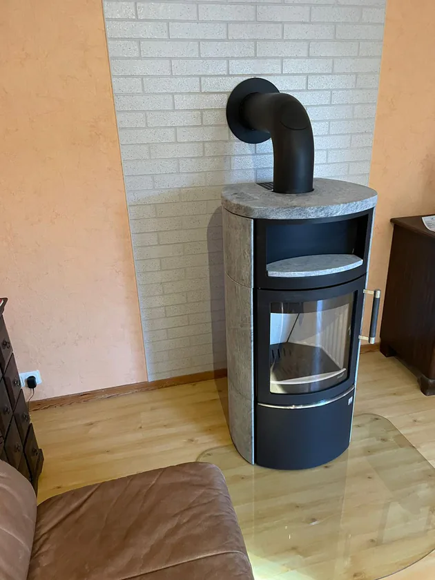 Moderner Kaminofen mit Glasfront